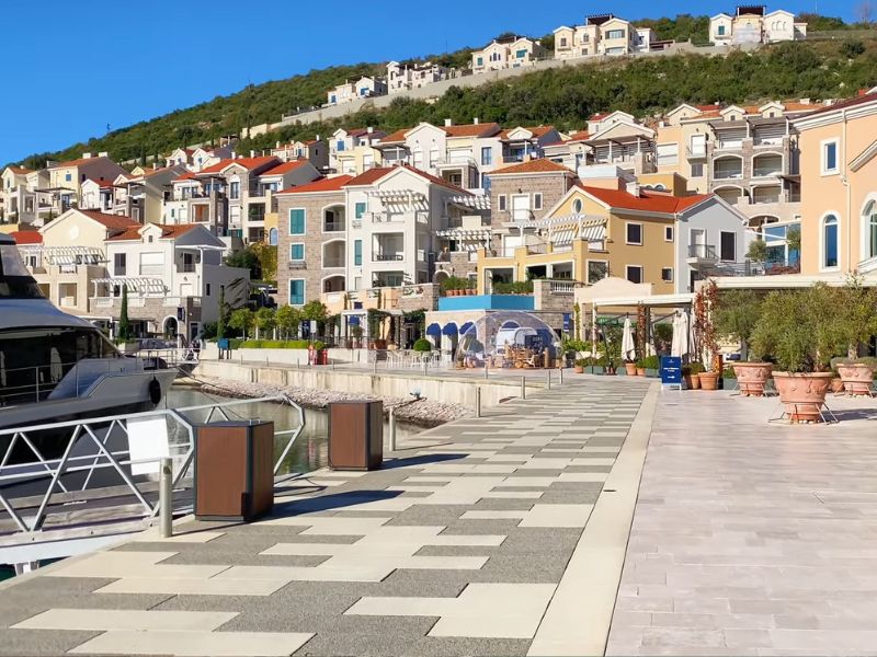 Luštica nije centralni grad, ali jeste strateški deo primorja