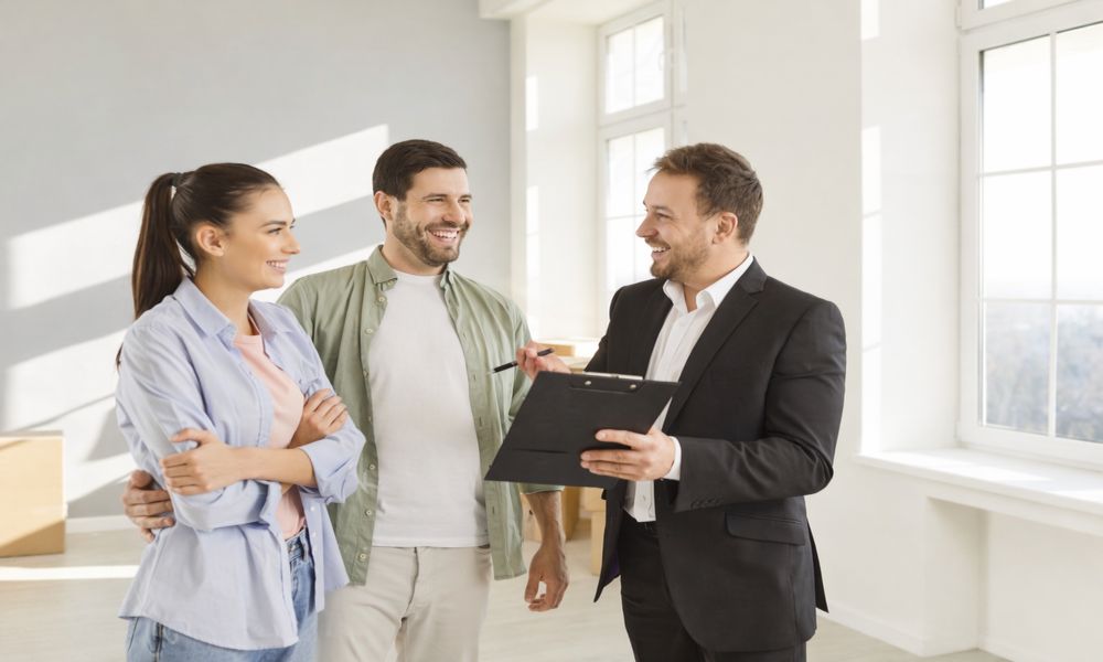 Par obilazi stan u prisustvu agenta dok razgovaraju o detaljima nekretnine i njenim karakteristikama